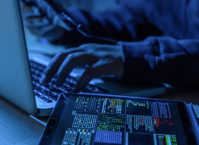 Dark web-figuur die aan het typen is.